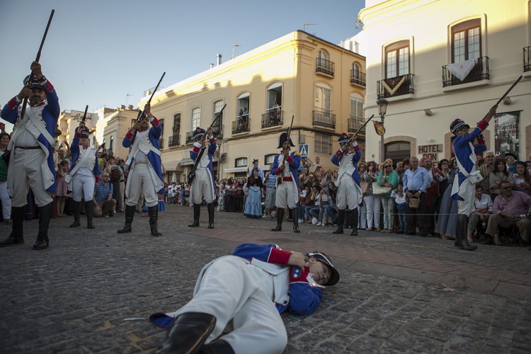 Un multitudinario pasacalles histórico da inicio a Ronda Romántica