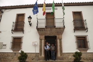 El alcalde electo, Francisco López Arana, a las puertas del Consistorio de Serrato.