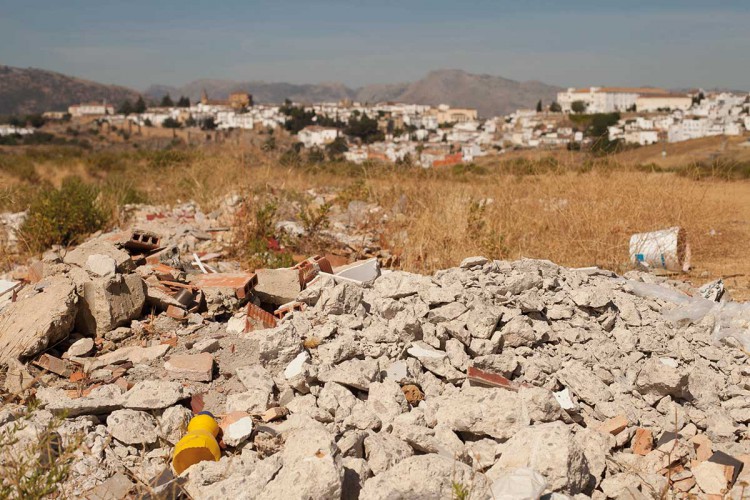 Vecinos de la Cruz de San Jorge denuncian el vertido de escombros junto a su urbanización