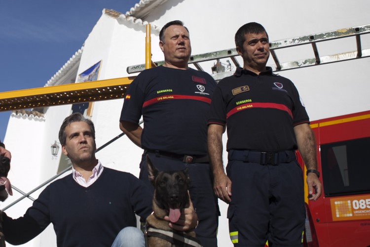 Cesan al jefe de bomberos por usar el agua de un camión para llenar su piscina