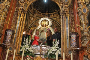 Momento de la ofrenda floral a la Virgen de la Paz.