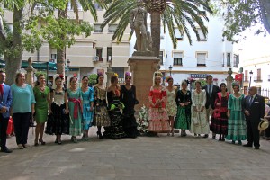 Corporación y goyescas tras realizar la ofrenda floral a Pedro Romero.