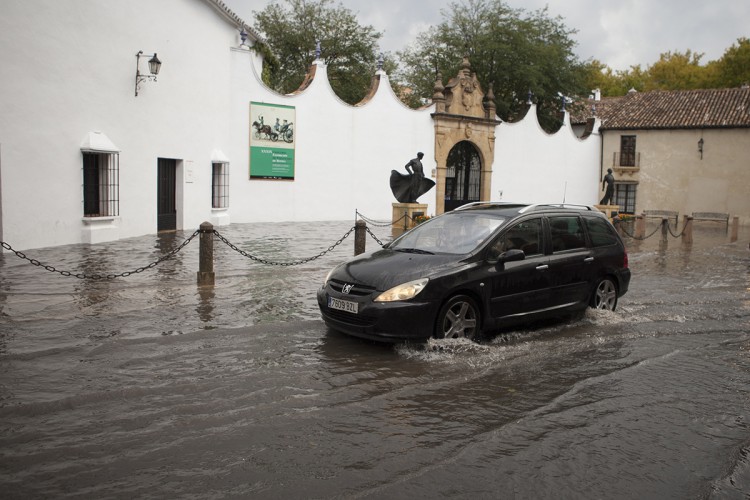 Una repentina tromba de agua deja diversas inundaciones