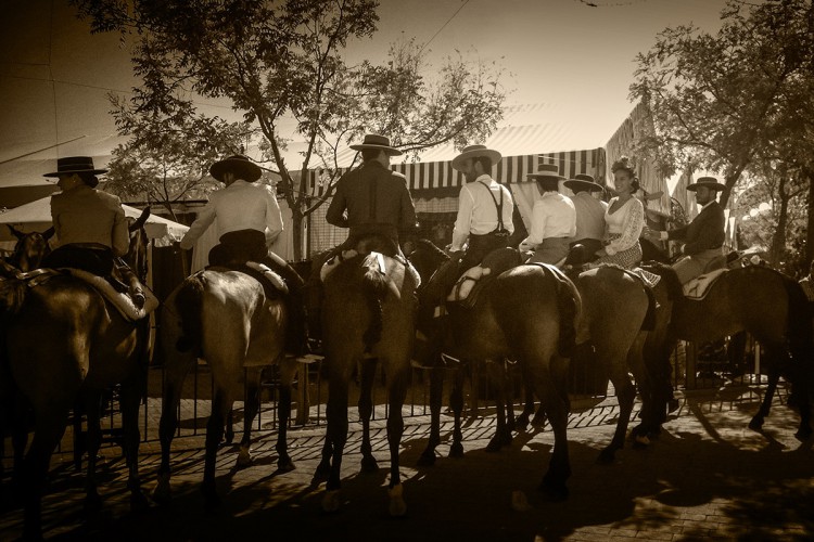 Los caballos toman el Real entre un gran ambiente en las peñas