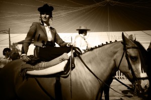 Dos amazonas durante el paseo a caballos celebrado hoy.