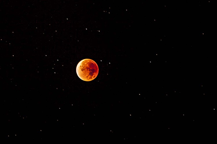 La ‘superluna de sangre’ alumbra los cielos de la Serranía