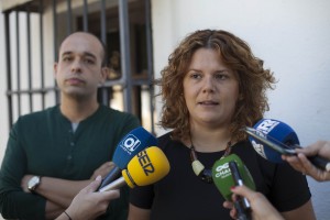Teresa Valdenebro, portavoz del PSOE, junto a su compañero Alberto Orozco.