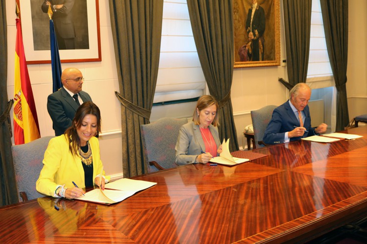 Ayuntamiento, Fomento y Adif firman el convenio para eliminar el paso a nivel de El Fuerte