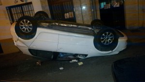 Un volkswagen blanco volcó en la calle Infantes