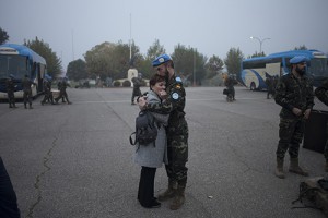 Despedido de uno de los legionarios con su madre.