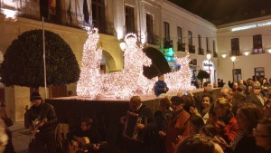 El Nacimiento es reflejado en el otro alumbrado situado en la puerta del Parador