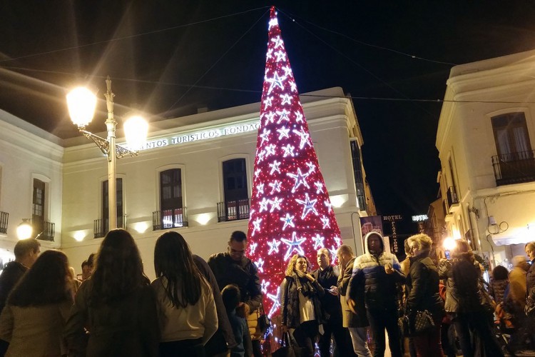 El encendido del alumbrado anuncia la llegada de la Navidad