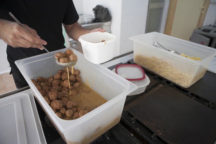 Los usuarios de la cocina social se reducen casi al 50%