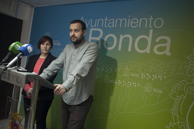 IU abre negociaciones con PSOE y PA para una posible moción de censura