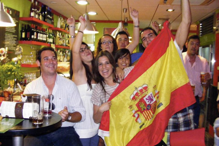 Sólo se podrán ver en las terrazas de los bares los partidos de España