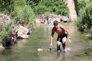 Deportistas atravesando el río Guadalevín.