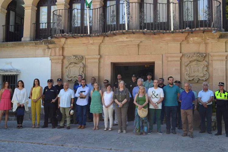 Concentración en las puertas del Ayuntamiento para condenar el atentado de Orlando