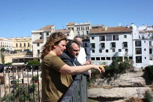 La alcaldesa, junto al consejero, en las Cornisas del Tajo.