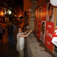 La alcaldesa colocó los primeros cazrteles del PSOE,