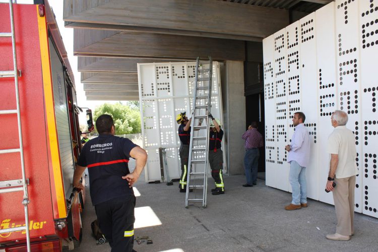 La Biblioteca Comarcal permanece dos horas cerrada al soltarse unos puntos de sujeción de una celosía