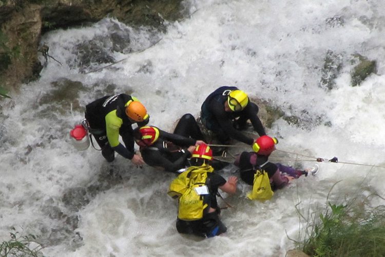 Bomberos y Guardia Civil rescatan a cinco barranquistas en el Cañón de las Buitreras