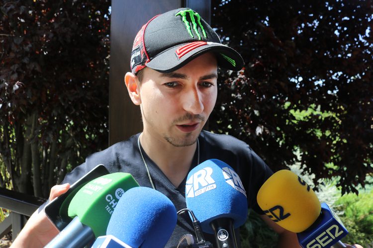 Jorge Lorenzo enseña pilotaje seguro en Ascari