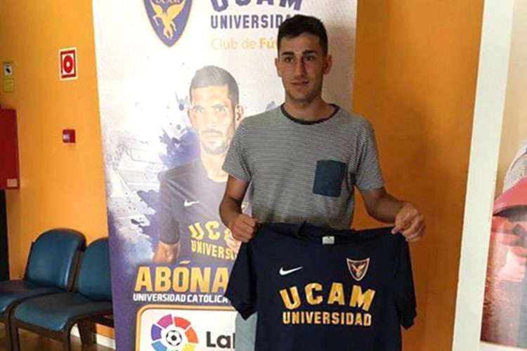 El futbolista rondeño Alejandro Camacho ficha con el UCAM Murcia dentro de la División de Honor Juvenil