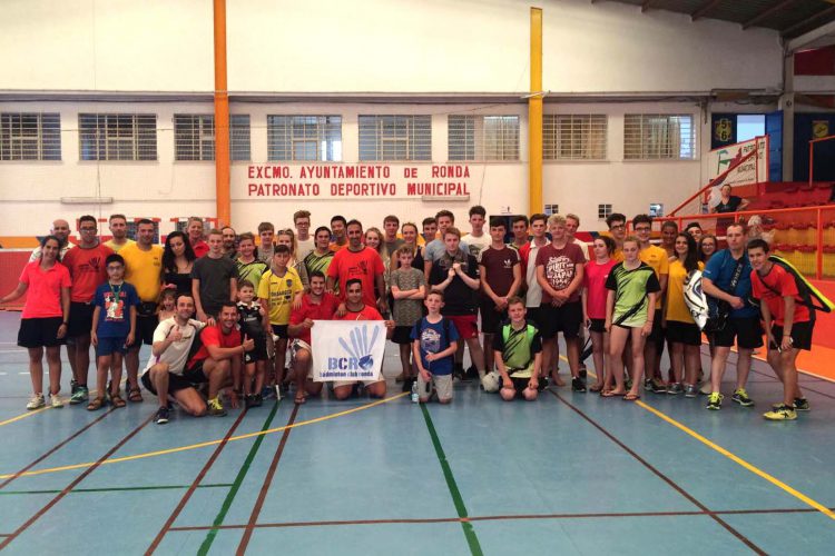 El Club Bádminton Ronda finaliza su convivencia con los jugadores ingleses e italianos con los que ha celebrado su XX aniversario