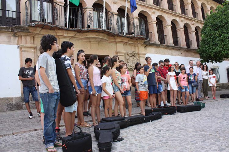 Padres y alumnos del Conservatorio se concentran en el Ayuntamiento para exigir a la Junta 3º y 4º de Grado Profesional