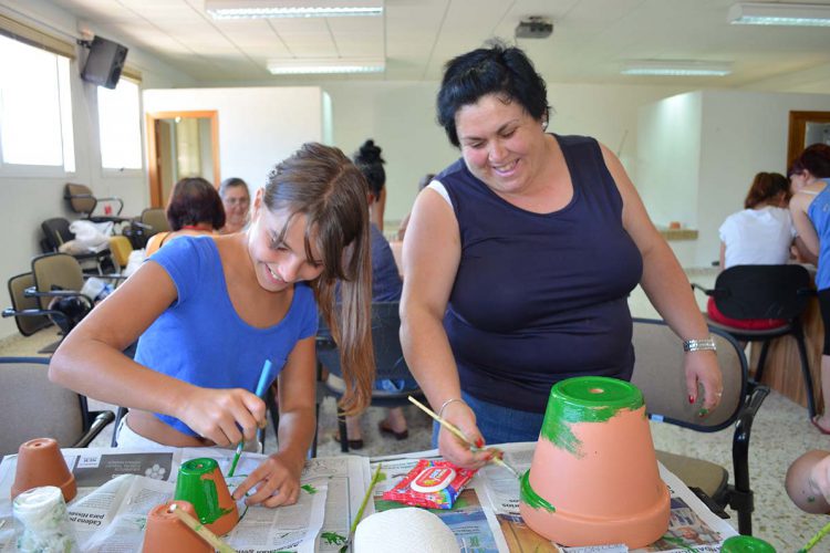 Jubrique alegra el verano con macetas decoradas en sus calles