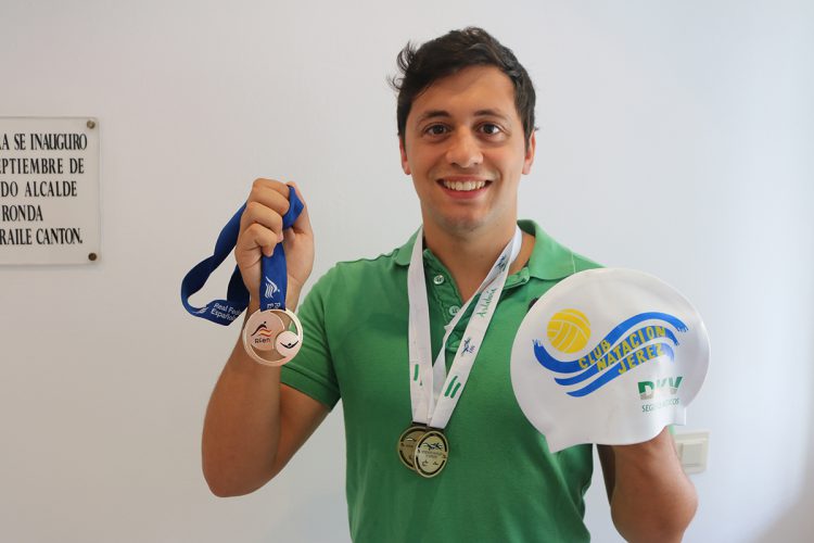 Victor Bastida logra tres medallas de oro en los campeonatos andaluz y español de natación