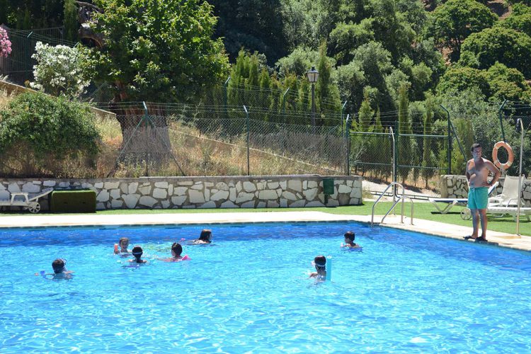 Pujerra ofrece a todos sus vecinos cursos gratuitos de natación en su piscina municipal