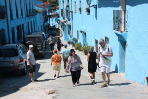 Todas las calles están pintadas de azul para representar el pueblo de los pitufos.