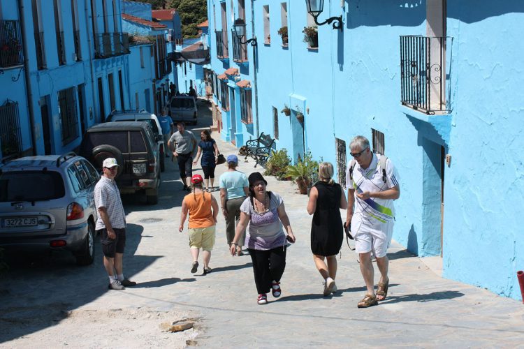 Turismo muestra su intención de fomentar las visitas a Júzcar por su riqueza natural y singularidad