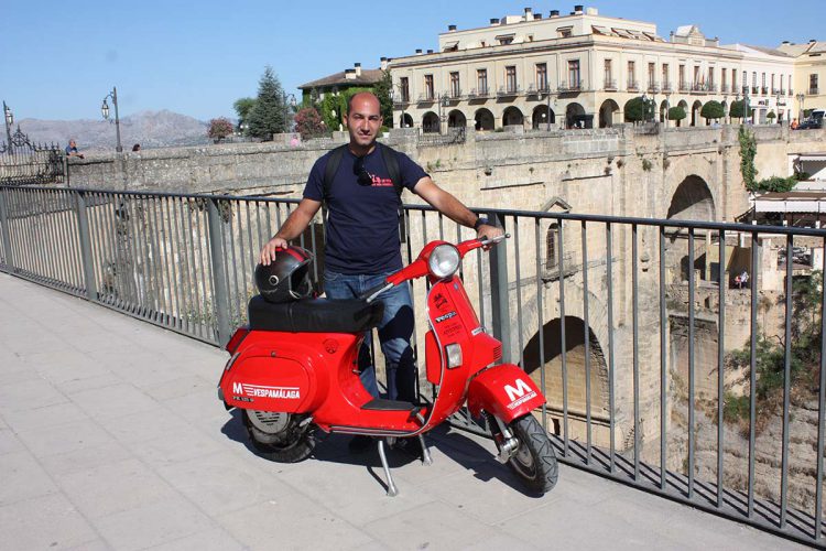 La Vuelta a Málaga a lomos de una vieja Vespa