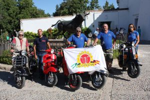 Los miembros del Vespa Club Ronda le han dado la bienvenida.