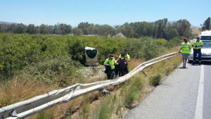 El chófer sacó el autobús de la calzada para evitar una tragedia mayor.