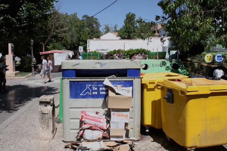 Las quejas de vecinos y comerciantes del centro obligan al Ayuntamiento a ampliar los horarios de recogida de basura