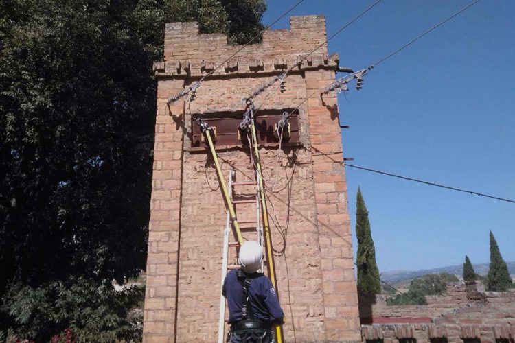 Primeros trabajos para intentar retirar todo el cableado que existe en el casco histórico de Ronda