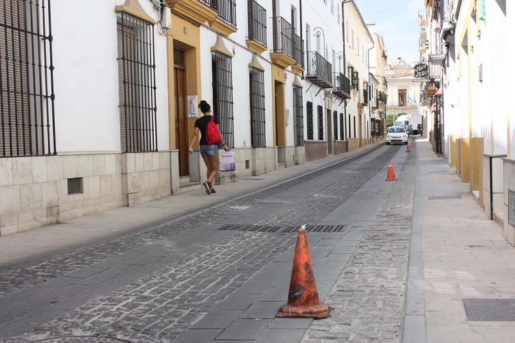 El Ayuntamiento sustituirá parcialmente el deteriorado pavimento de la calle Villanueva