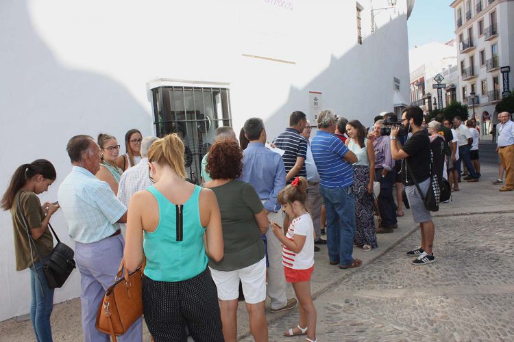 Nuevamente largas colas en la taquilla de la Plaza de Toros para adquirir entradas para la Goyesca