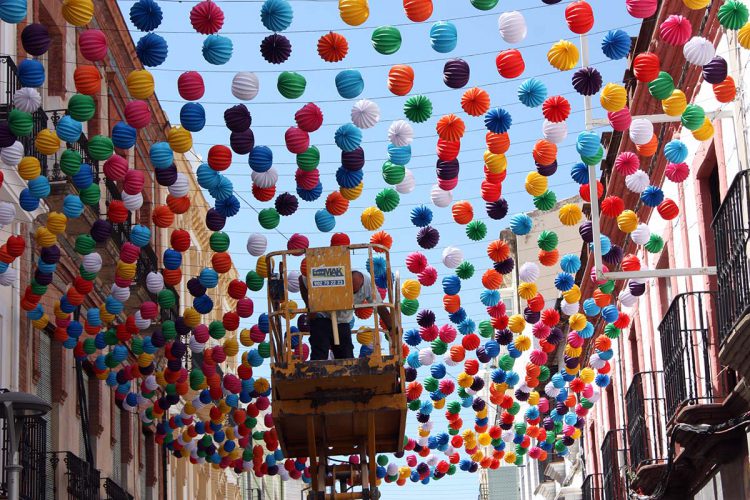 Los primeros farolillos de la Feria de Pedro Romero ya lucen en el centro de Ronda