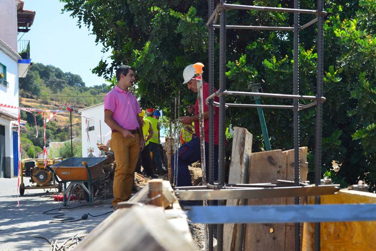 Genalguacil acondiciona la avenida Estepona, su principal arteria