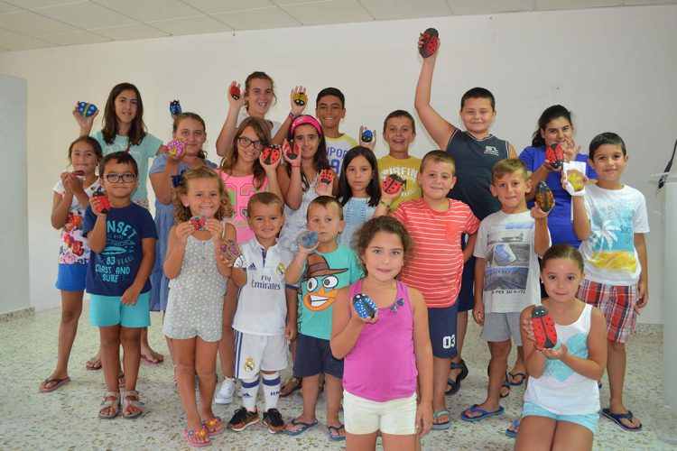 Niños de Jubrique pintan las piedras para decorar con ellas las calles del pueblo