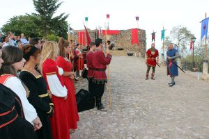 El histórico castillo, convertido en cementerio, es el escenario de la historia.