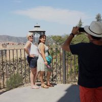 Visitantes españoles fotografiándose junto al Parador de Ronda