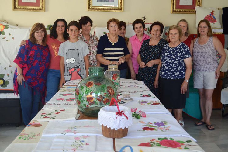 Una veintena de mujeres de Faraján exponen los trabajos realizados en los talleres a lo largo del año