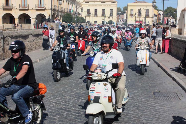 Más de 200 motos Vespa y Lambretta de toda España se dan cita en Ronda