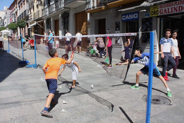 Cerca de 200 personas practican el bádminton en pleno centro de Ronda