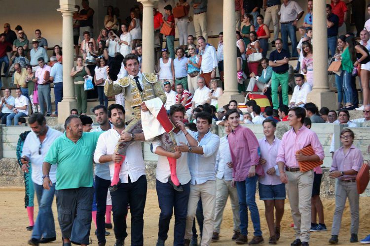 Alfonso Cadaval sale a hombros de la novillada y el rondeño Javier Orozco logra una oreja